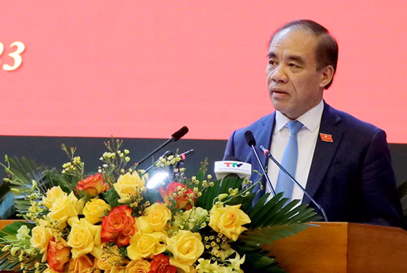 Đồng chí Chẩu Văn Lâm, Bí thư Tỉnh ủy Tuyên Quang phát biểu tại kỳ họp.