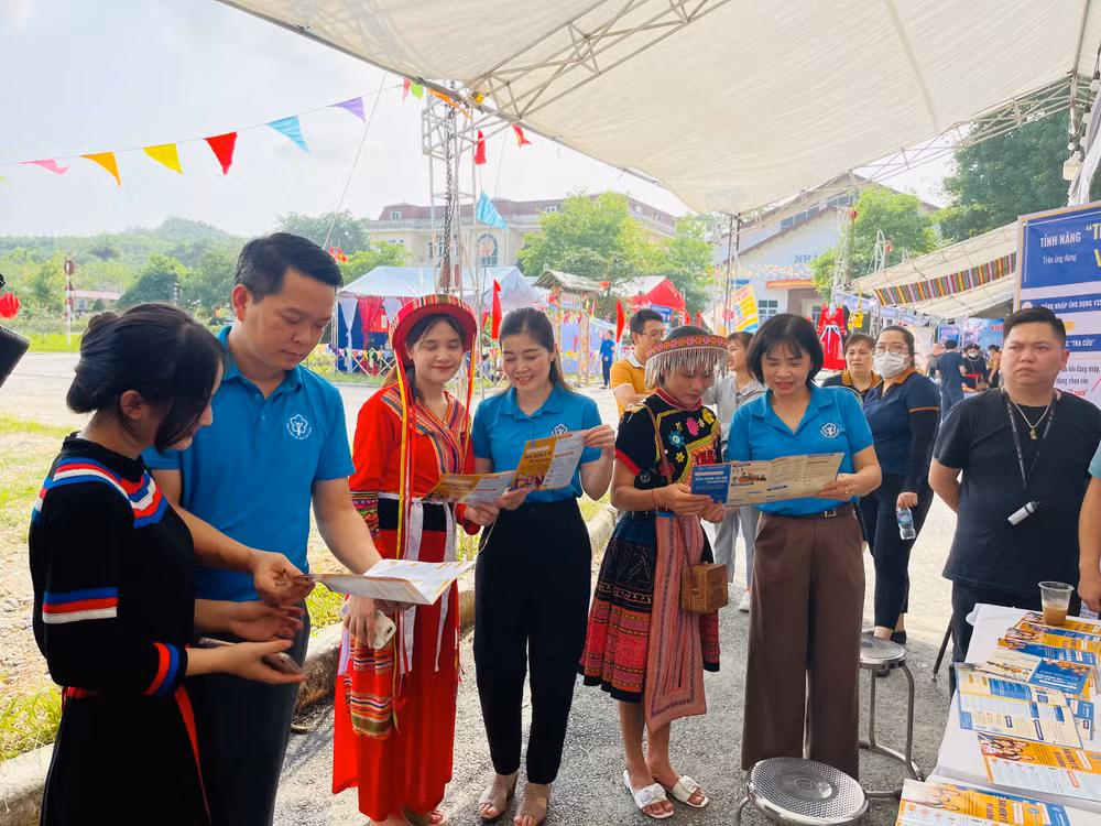 Tuyên truyền chính sách bảo hiểm xã hội tự nguyện, bảo hiểm y tế hộ gia đình cho người dân.