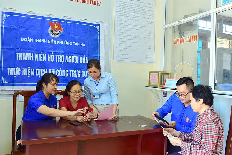 Đoàn viên thanh niên hỗ trợ người dân nộp hồ sơ trực tuyến.