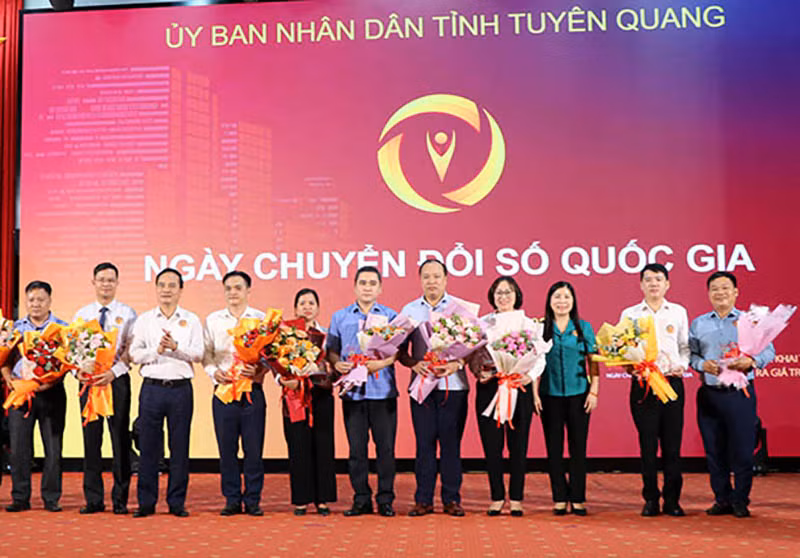 Lãnh đạo tỉnh Tuyên Quang tặng hoa, biểu trưng cho các tập thể có kết quả nổi bật trong thực hiện Chuyển đổi số năm 2022.