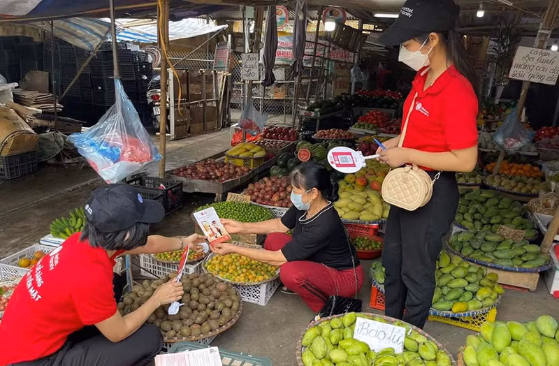 Nhân viên Viettel Tuyên Quang hướng dẫn và hỗ trợ việc thực hiện thanh toán không dùng tiền mặt.