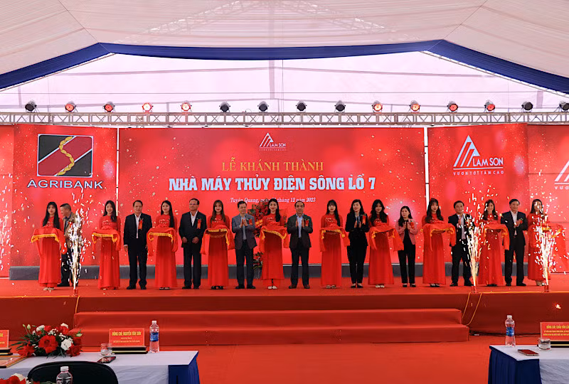 Các đại biểu cắt băng khánh thành Nhà máy thủy điện Sông Lô 7.