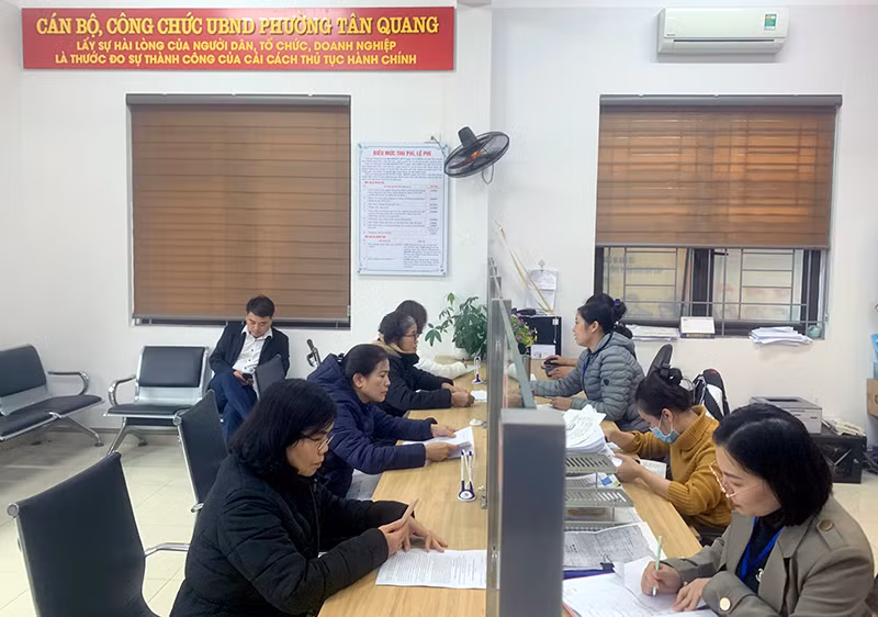 Cán bộ Ủy ban nhân dân phường Tân Quang, thành phố Tuyên Quang hướng dẫn người dân thực hiện các thủ tục hành chính.