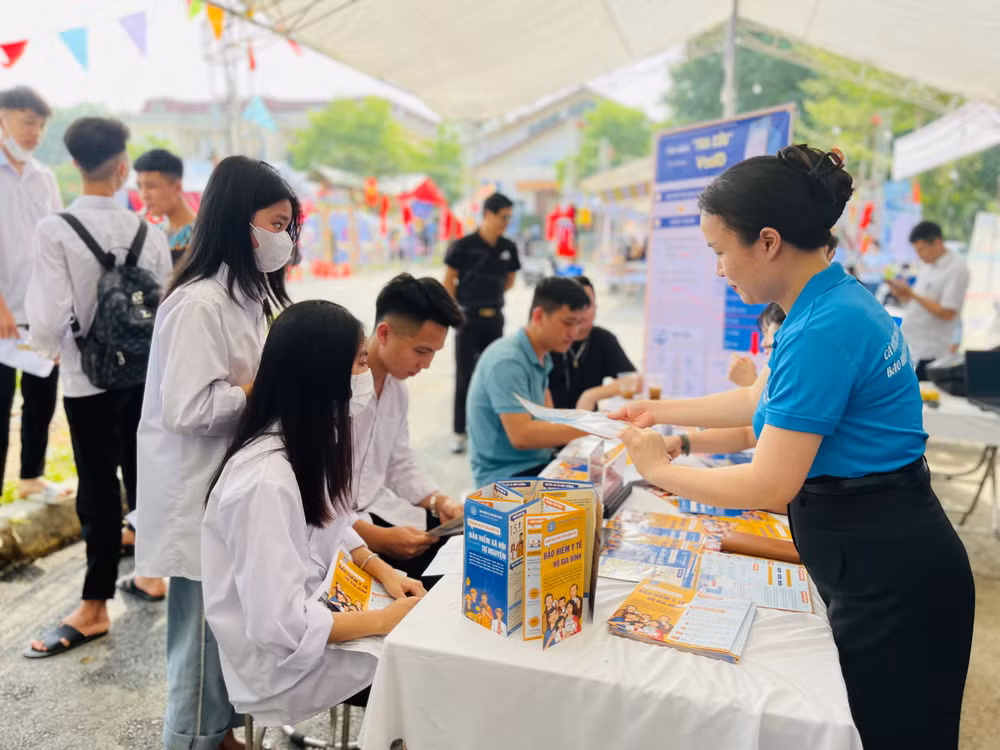 Tư vấn chính sách bảo hiểm cho học sinh, sinh viên.