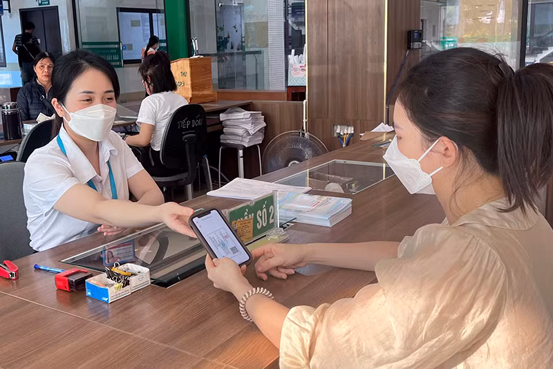 Người dân sử dụng hình ảnh thẻ bảo hiểm y tế trên ứng dụng VssID để khám, chữa bệnh.