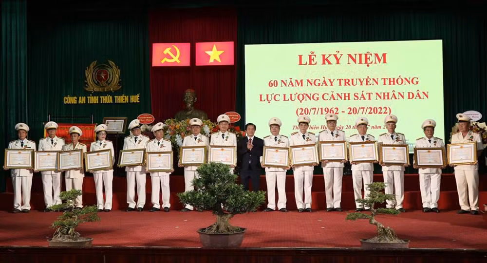 Các đồng chí nguyên lãnh đạo Công an tỉnh, nguyên chỉ huy Công an các đơn vị, địa phương được Chủ tịch nước tặng thưởng Huân chương Bảo vệ Tổ quốc hạng Ba.
