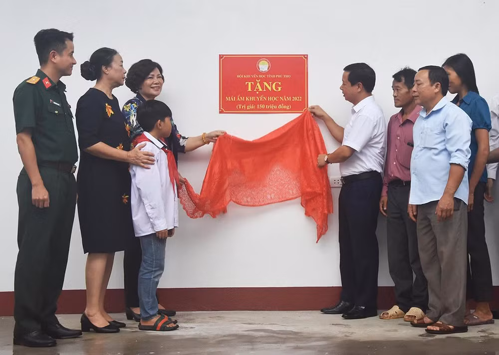 Hội Khuyến học tỉnh Phú thọ trao nhà “Mái ấm khuyến học” cho học sinh có hoàn cảnh khó khăn.