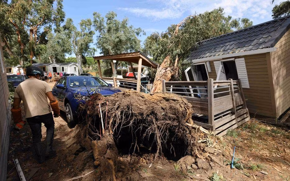 Cơn bão ập đến bất ngờ, với sức tàn phá mạnh hơn nhiều so với dự báo. (Ảnh: Le Parisien- AbacaPress.com)
