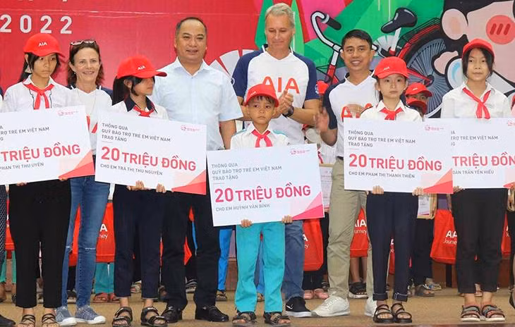 Trao 5 hợp đồng bảo hiểm nhân thọ (với tổng số tiền 100 triệu đồng) tặng trẻ em Quảng Nam. 