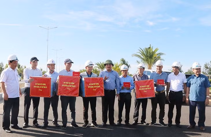 Bí thư Tỉnh ủy Phan Việt Cường (đội mũ cối) tặng quà động viên đơn vị thi công đường nối từ Hội An đến Chu Lai.