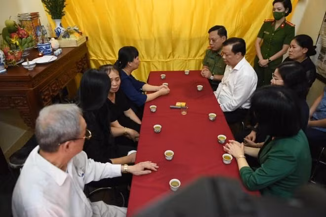 Bí thư Thành ủy Hà Nội Đinh Tiến Dũng thăm hỏi, động viên gia đình Thượng tá Đặng Anh Quân.