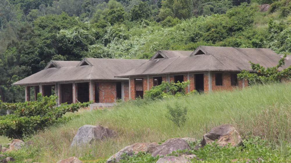 Lọat biệt thự bỏ hoang nhìn từ biển.