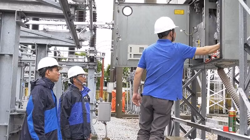 Công ty Điện lực Quảng Nam khẩn trương khắc phục hệ thống điện. 