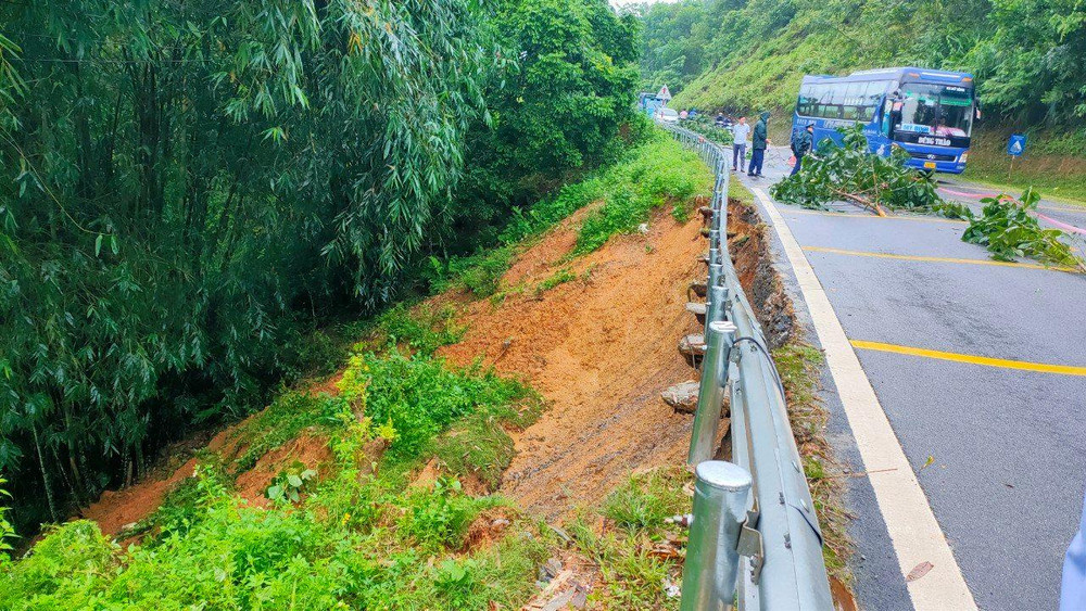 Mưa lũ gây sạt lở nhiều tuyến giao thông trên địa bàn tỉnh Phú Thọ.
