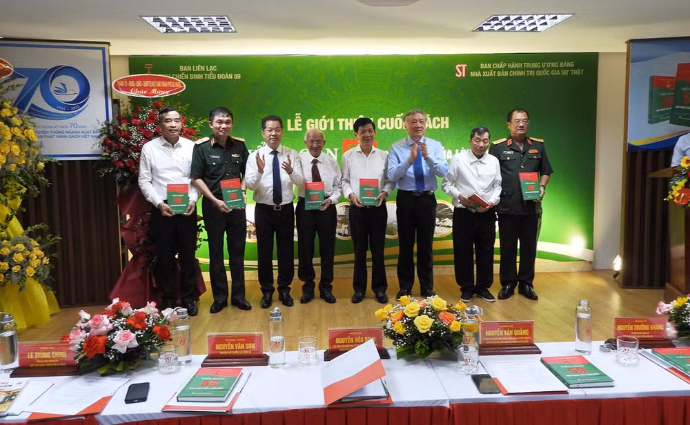 Lễ ra mắt cuốn sách “Tiểu đoàn 59 - Anh hùng của lòng dân”.