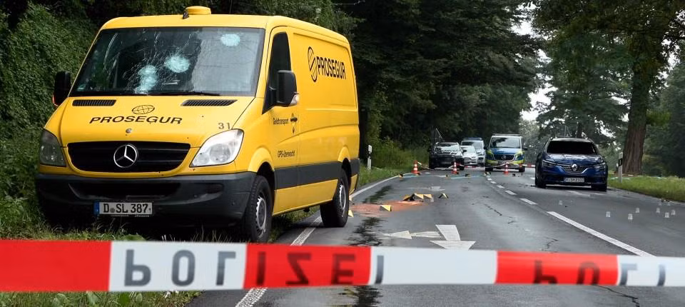 Các đối tượng tấn công đã bắn khoảng 10 viên đạn vào xe chở tiền. (Nguồn: Faz.net/TTXVN)