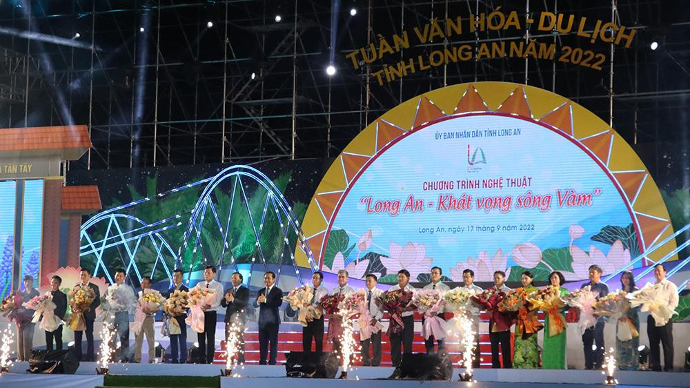 Lãnh đạo tỉnh Long An tặng hoa tri ân các nhà tài trợ cho chuỗi sự kiện “Tuần Văn hóa-Du lịch Long An 2022”.