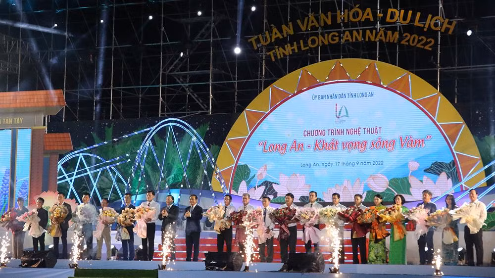 Lãnh đạo tỉnh Long An tặng hoa tri ân các nhà tài trợ cho chuỗi sự kiện “Tuần Văn hóa-Du lịch Long An 2022”.