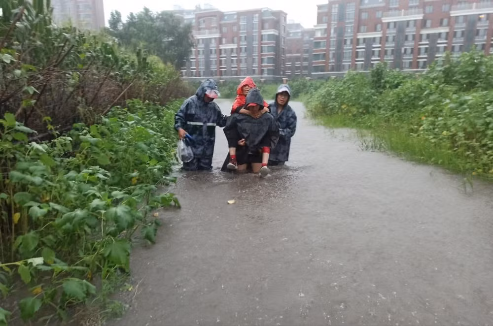 Giải cứu người dân bị mắc kẹt do mưa lũ ở tỉnh Liêu Ninh. (Ảnh: Tân Hoa Xã)