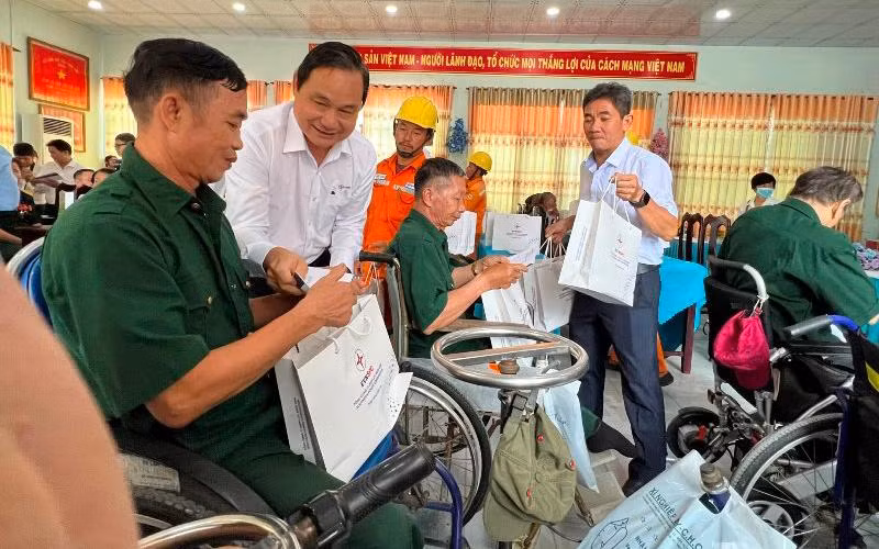 Chủ tịch Hội đồng Thành viên EVNSPC Nguyễn Văn Hợp trao quà cho các thương, bệnh binh tại Trung tâm điều dưỡng thương binh và người có công Long Đất nhân Ngày Thương binh-Liệt sĩ 27/7.