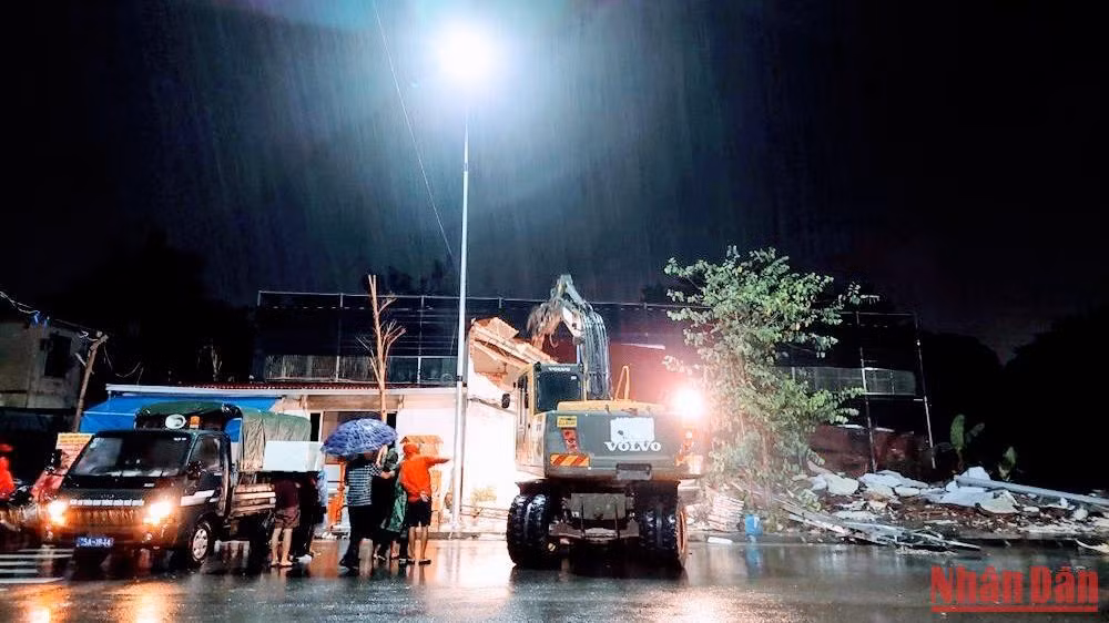 Lực lượng chức năng của quận Ngô Quyền (Hải Phòng) hỗ trợ các hộ dân di dời, tháo dỡ công trình lấn chiếm xây dựng trái phép ngay trong đêm 7/9, rạng ngày 8/9, không phải tổ chức cưỡng chế.