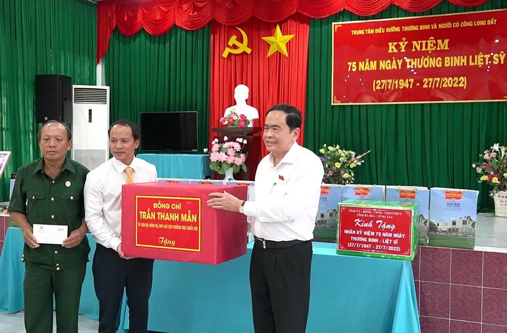 Phó Chủ tịch Thường trực Quốc hội Trần Thanh Mẫn thăm, tặng quà tại Trung tâm điều dưỡng Thương binh và người có công Long Đất, tỉnh Bà Rịa-Vũng Tàu.