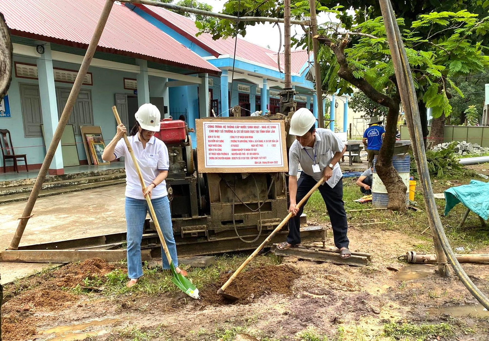 Đại diện lãnh đạo Trường Tiểu học Kim Đồng, và Công ty cổ phần nhựa Bình Minh động thổ khởi công xây dựng công trình.