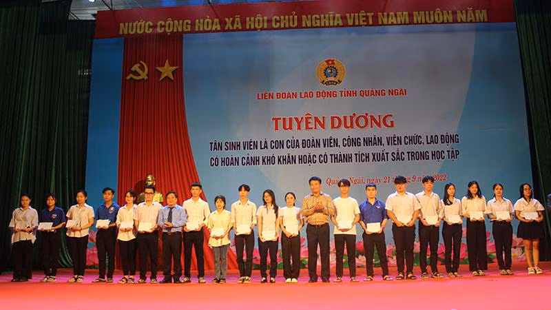 Quảng Ngãi tuyên dương, tặng quà 320 tân sinh viên vượt khó, học giỏi
