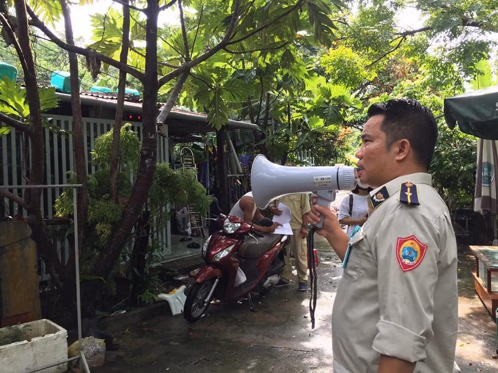Lực lượng chức năng phường Thọ Quang vận động, tuyên truyền đến 18 hộ dân khu vực sạt lở tại Suối Đá, sáng ngày 26/9.