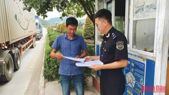 Cán bộ Chi cục Hải quan cửa khẩu quốc tế Hữu Nghị phát tờ rơi hướng dẫn Nền tảng cửa khẩu số cho lái xe tại cửa khẩu quốc tế Hữu Nghị. 