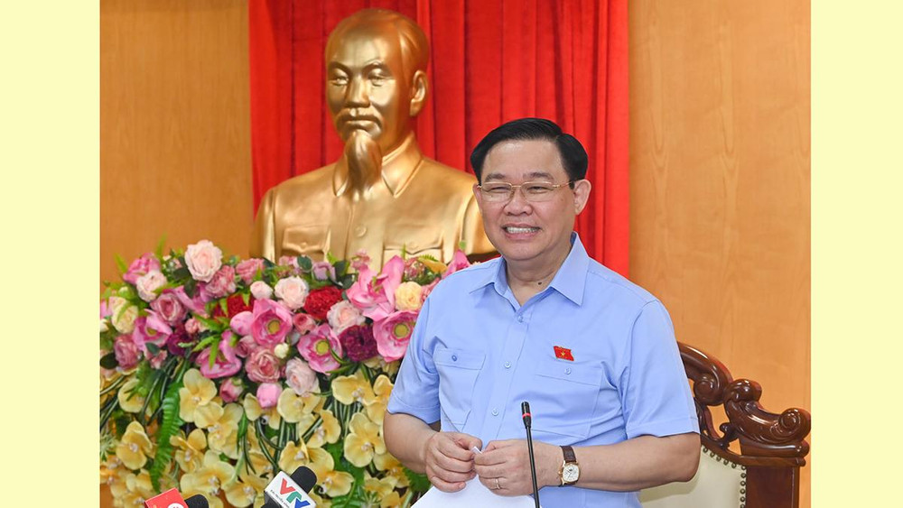 Chủ tịch Quốc hội Vương Đình Huệ phát biểu kết luận buổi làm việc với Ban Thường vụ Tỉnh ủy Hà Tĩnh.