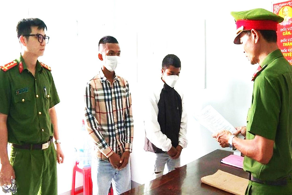 2 đối tượng cầm đầu là Y Quân Niê và Rmah Alen tại cơ quan Công an. 