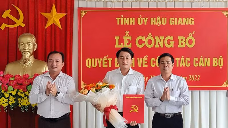 Trao quyết định cho đồng chí Huỳnh Thanh Phong.