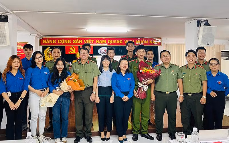 Đoàn Thanh niên Công an TP Hồ Chí Minh ra quân hỗ trợ người dân thực hiện các thủ tục cấp đổi hộ chiếu.