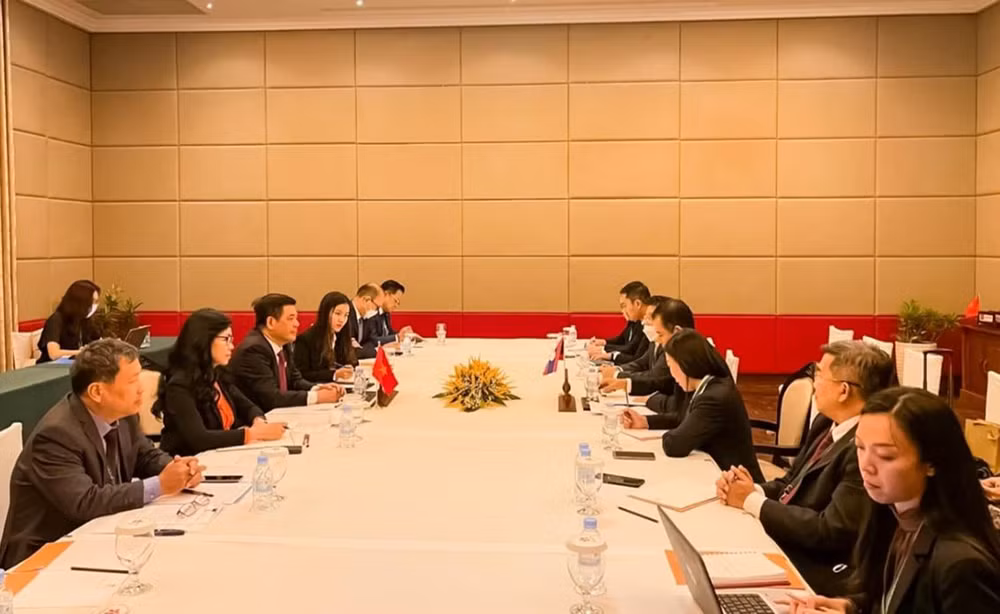 Đoàn Việt Nam và Lào gặp song phương bên lề Hội nghị Bộ trưởng Kinh tế ASEAN lần thứ 54.