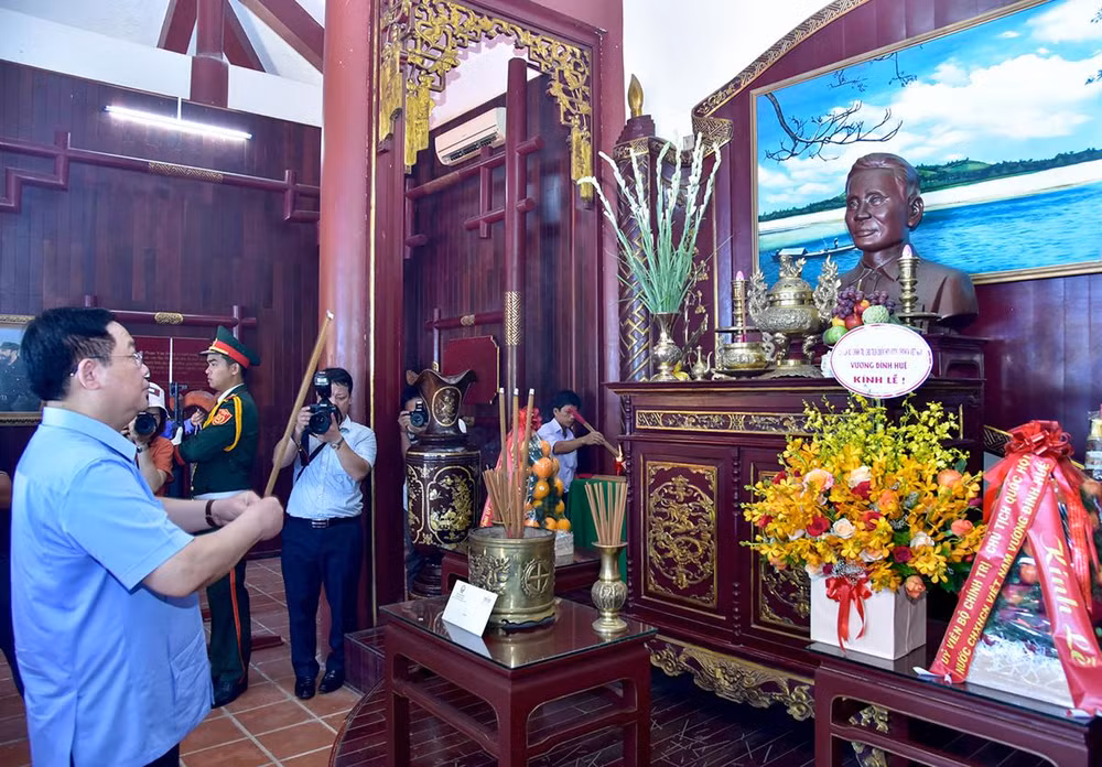 Chủ tịch Quốc hội Vương Đình Huệ dâng hương tưởng niệm cố Thủ tướng Phạm Văn Đồng. (Ảnh: Đăng Anh)