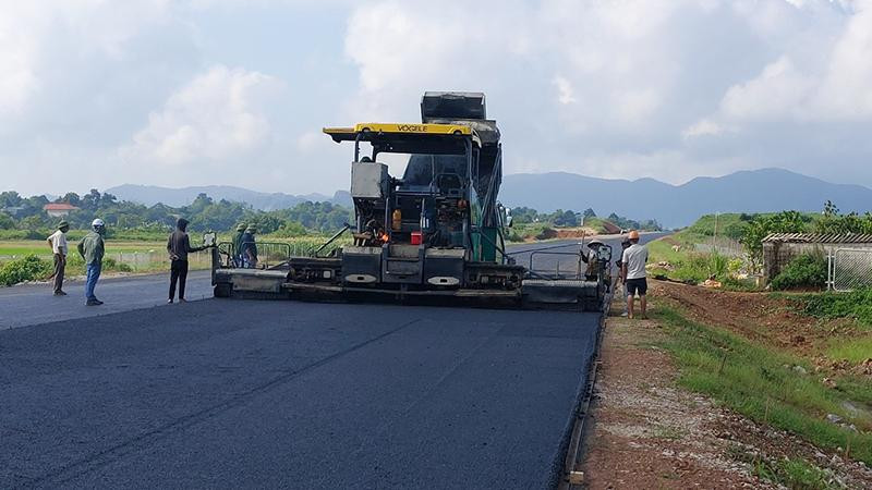 Thảm nhựa trên tuyến cao tốc bắc-nam đoạn Mai Sơn-quốc lộ 45.