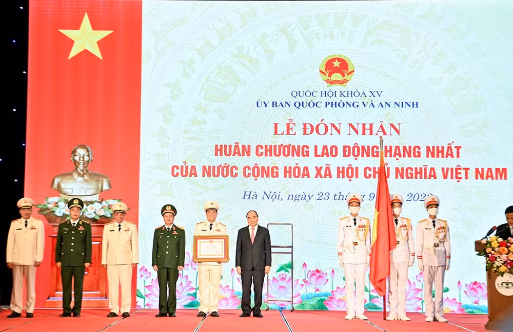 Chủ tịch nước Nguyễn Xuân Phúc trao Huân chương Lao động hạng Nhất cho Ủy ban Quốc phòng và An ninh.