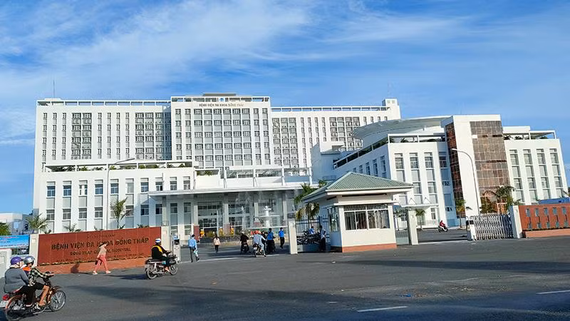 Bệnh viện đa khoa Đồng Tháp (cơ sở mới) ngày đầu tiên đón tiếp bệnh nhân. 