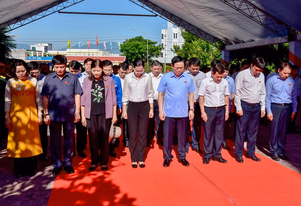 Chủ tịch Quốc hội Vương Đình Huệ và các đại biểu dâng hương, dâng hoa tại Nghĩa trang liệt sĩ thành phố Quảng Ngãi. (Ảnh: Đăng Anh)