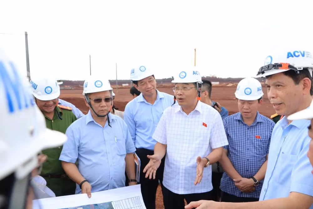 Đoàn Ủy ban Kinh tế của Quốc hội giám sát tiến độ xây dựng sân bay Long Thành.