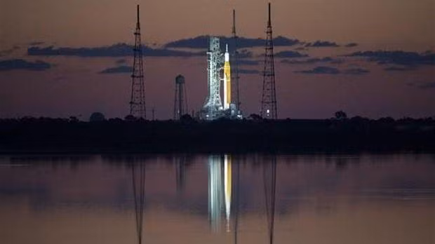 Hệ thống phóng không gian (SLS) mang theo tàu vũ trụ Orion tại bệ phóng 39B ở căn cứ Cape Canaveral, bang Florida (Mỹ), ngày 4/4/2022. (Ảnh: AFP/TTXVN)