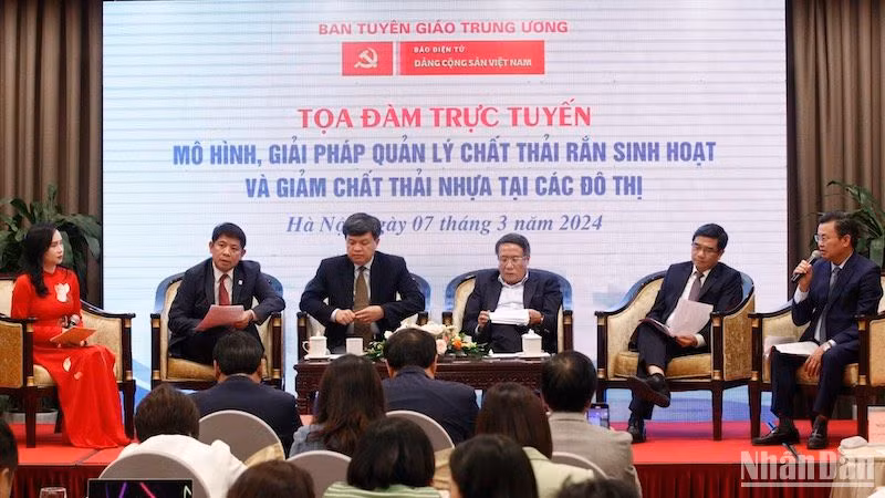 Các đại biểu tham dự tọa đàm.