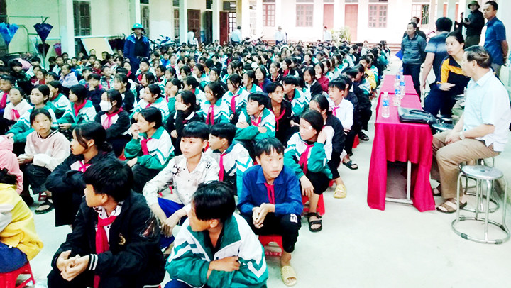 Một buổi tuyên truyền về tảo hôn tại Trường THCS Mường Lống.