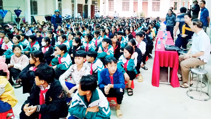 Một buổi tuyên truyền về tảo hôn tại Trường THCS Mường Lống.