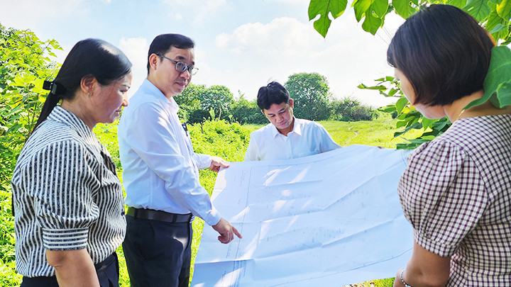 Cán bộ xã Kim Hoa xuống cơ sở giải đáp thắc mắc cho người dân.