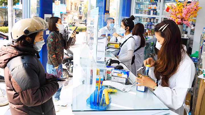 Khách mua thuốc tại Nhà thuốc Long Châu, TP Vĩnh Yên (Vĩnh Phúc). Ảnh: TTXVN