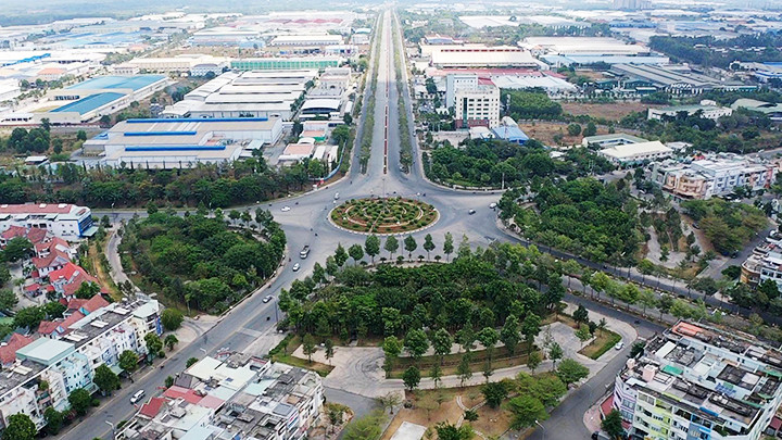 Việc đẩy mạnh đầu tư hạ tầng giao thông tạo điều kiện thuận lợi phát triển khu công nghiệp.