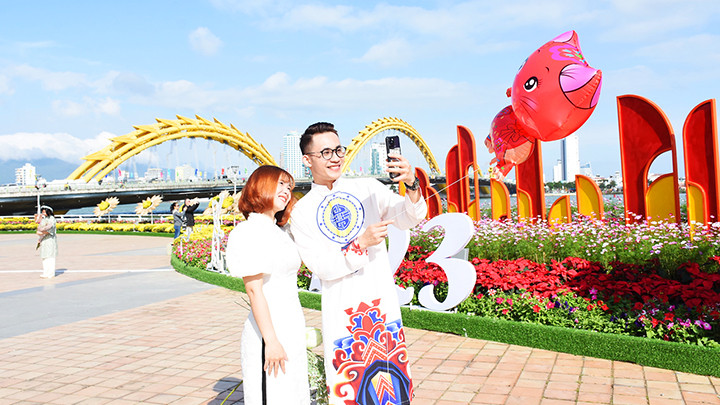 Du khách hòa mình vào không khí du xuân bình yên tại Đà Nẵng.