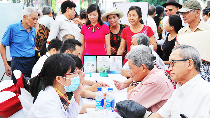 Tư vấn sức khỏe cho người cao tuổi tại Học viện Quân y. Ảnh: HẢI NAM